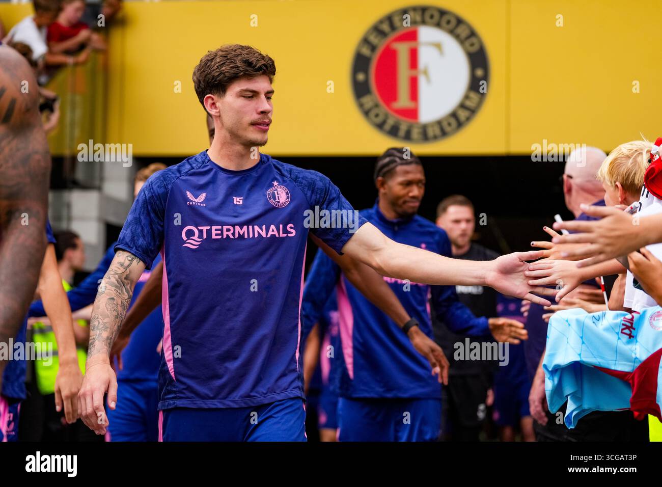 Rotterdam, The Netherlands. 27th Aug, 2025. Rotterdam - Jordan Bos of Feyenoord Rotterdam entering the training pitch and shaking hands of the supporters during a training of Feyenoord at Nieuw Varkenoord on 27 August 2025 in Rotterdam, The Netherlands. Credit: box to box pictures/Alamy Live News Stock Photo
