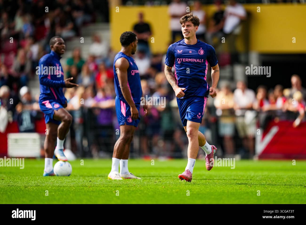 Rotterdam, The Netherlands. 27th Aug, 2025. Rotterdam - Jordan Bos of Feyenoord Rotterdam running during a training of Feyenoord at Nieuw Varkenoord on 27 August 2025 in Rotterdam, The Netherlands. Credit: box to box pictures/Alamy Live News Stock Photo
