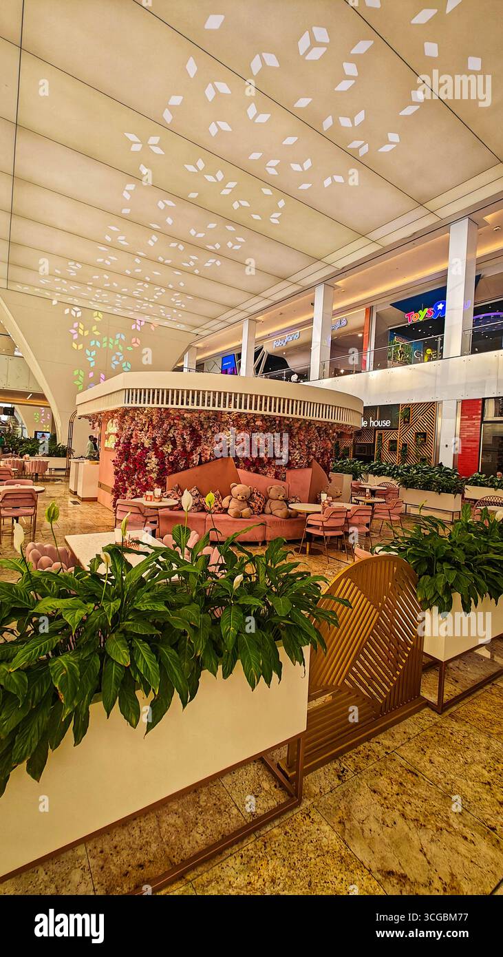 Air conditioned malls hi-res stock photography and images - Alamy