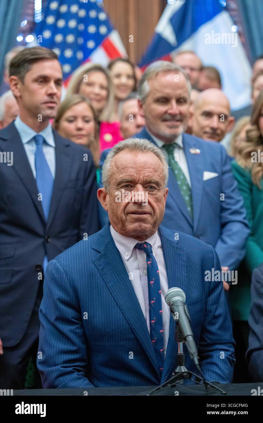 Austin, United States. 27th Aug, 2025. U.S. Secretary of Health & Human Services ROBERT F. KENNEDY, JR. speaks to the press at the Texas Capitol after Gov. Greg Abbott (not shown) finished signing three Health-related bills regulating additives, forbidding welfare benefits to pay for sugary snacks and other health measures on August 27, 2025. Credit: Bob Daemmrich/Alamy Live News Stock Photo