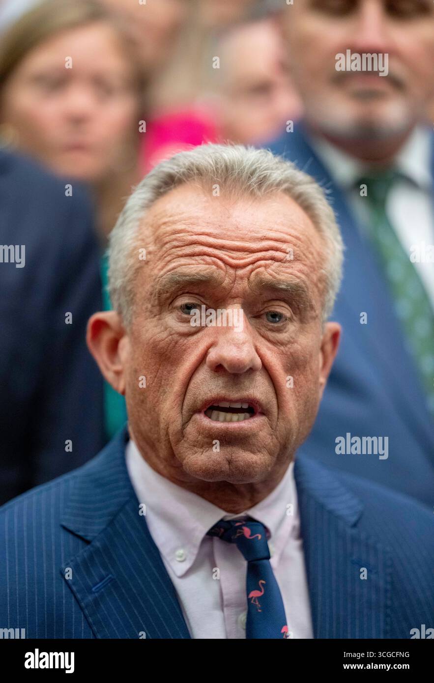 Austin, United States. 27th Aug, 2025. U.S. Secretary of Health & Human Services ROBERT F. KENNEDY, JR. speaks to the press at the Texas Capitol after Gov. Greg Abbott (not shown) finished signing three Health-related bills regulating additives, forbidding welfare benefits to pay for sugary snacks and other health measures on August 27, 2025. Credit: Bob Daemmrich/Alamy Live News Stock Photo