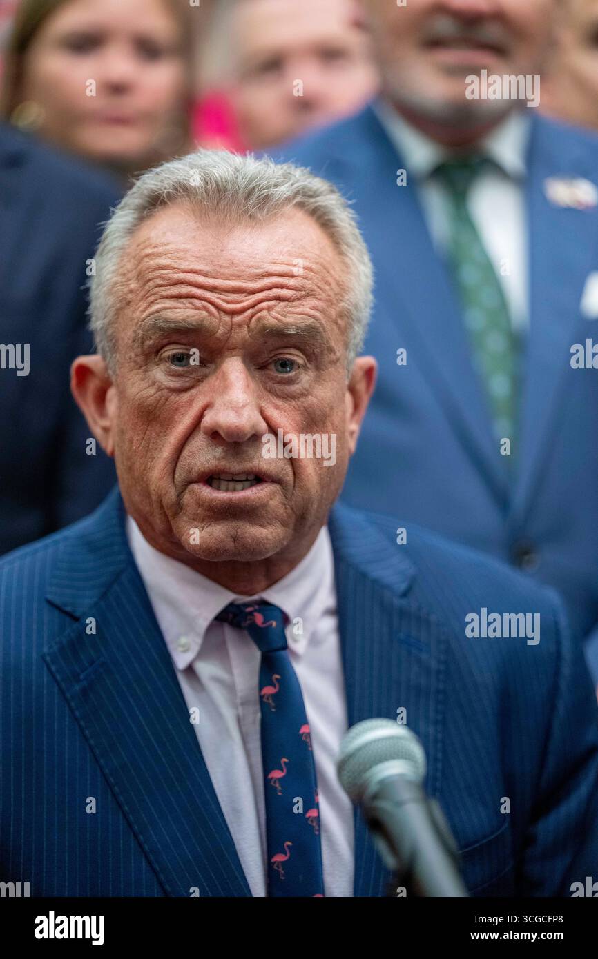 Austin, United States. 27th Aug, 2025. U.S. Secretary of Health & Human Services ROBERT F. KENNEDY, JR. speaks to the press at the Texas Capitol after Gov. Greg Abbott (not shown) finished signing three Health-related bills regulating additives, forbidding welfare benefits to pay for sugary snacks and other health measures on August 27, 2025. Credit: Bob Daemmrich/Alamy Live News Stock Photo