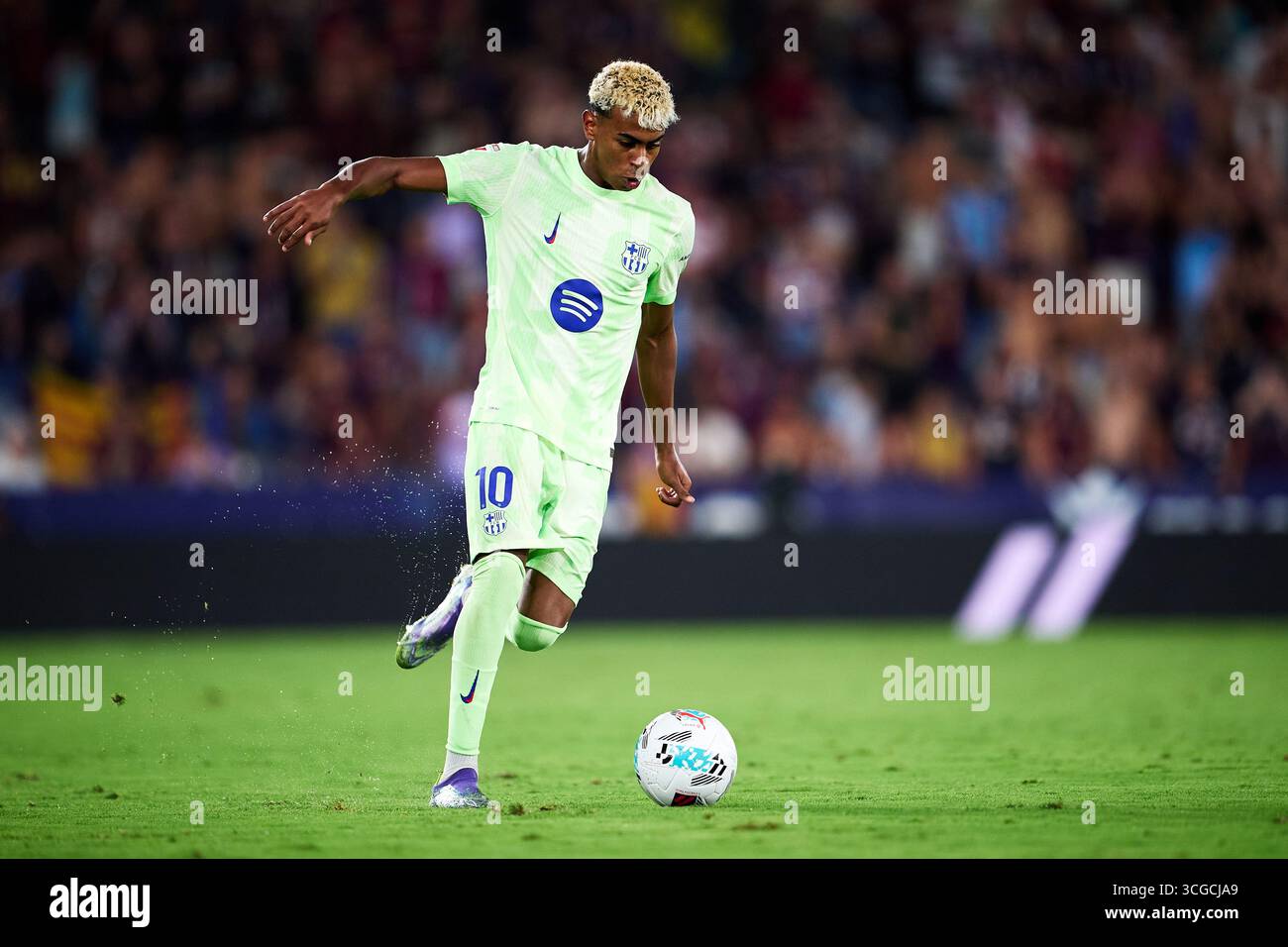 Lamine Yamal Dribbling Hi res Stock Photography And Images Alamy lamine-yamal-dribbling-hi-res-stock-photography-and-images-alamy