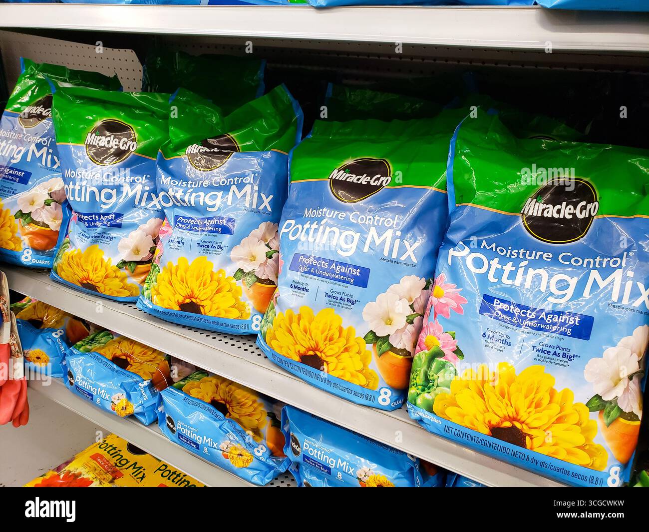 Scotts miracle gro hi-res stock photography and images - Alamy