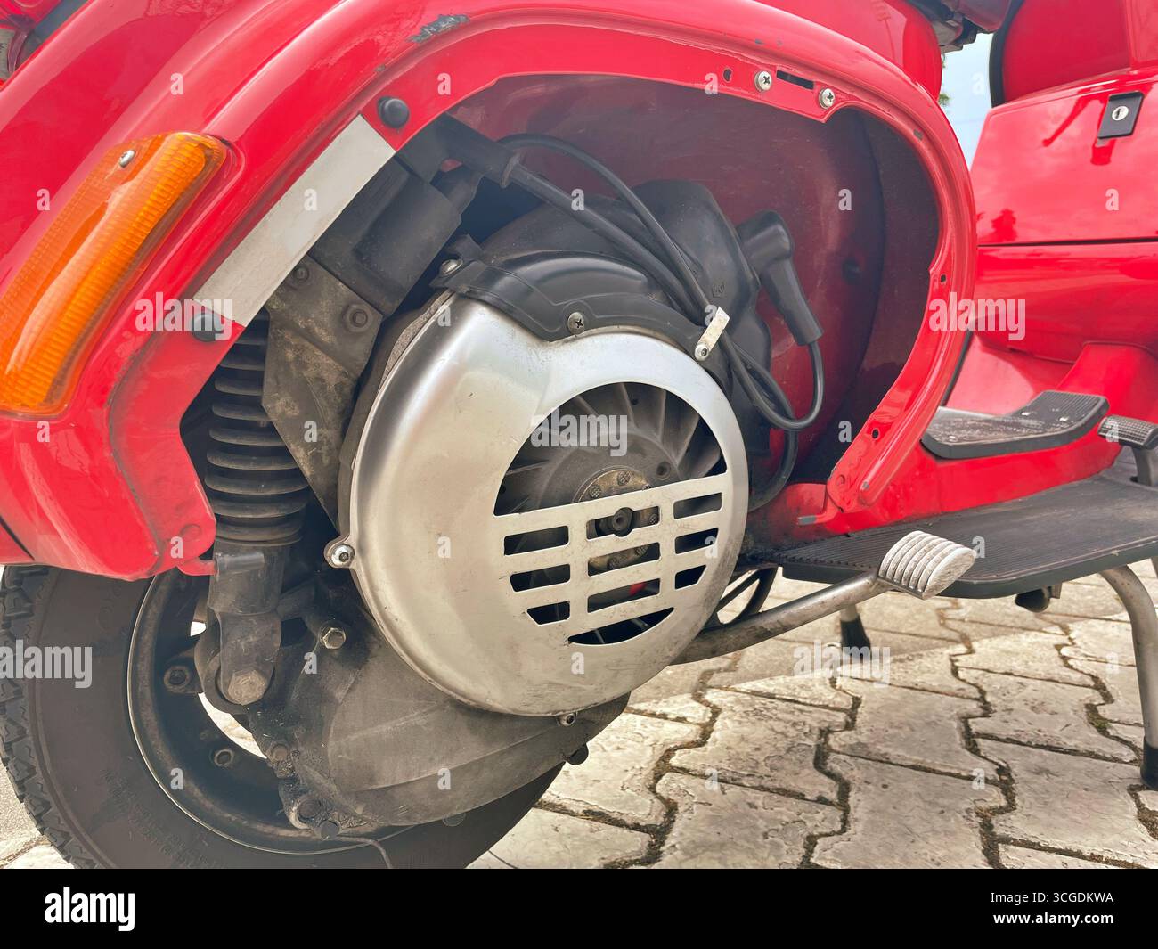 Red white green vespa scooter hi-res stock photography and images  display picture 1