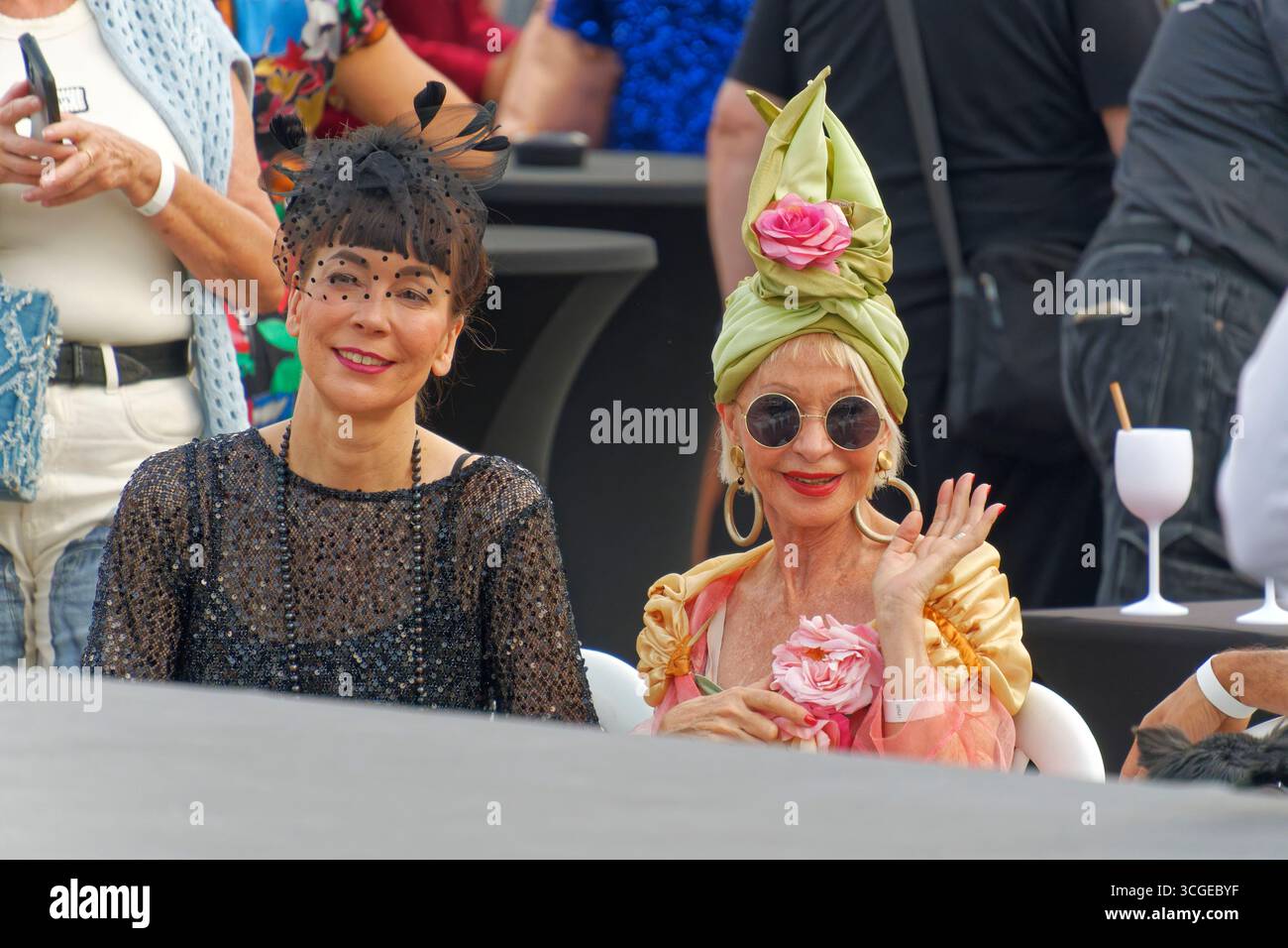 FASHION OPEN AIR BERLIN 2025 vom 26. August bis 7. September auf dem Alexanderplatz.  Große Eröffnungsshow mit VIPs und Designern sowie Showacts. Stock Photo
