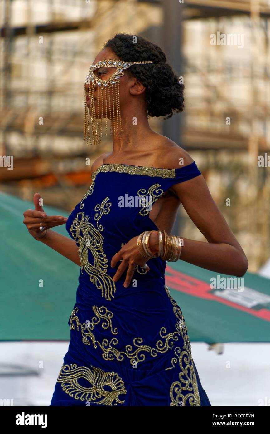 FASHION OPEN AIR BERLIN 2025 vom 26. August bis 7. September auf dem Alexanderplatz.  Große Eröffnungsshow mit VIPs und Designern sowie Showacts. Stock Photo