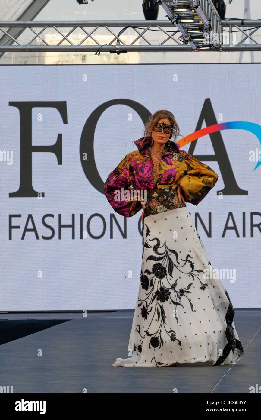 FASHION OPEN AIR BERLIN 2025 vom 26. August bis 7. September auf dem Alexanderplatz.  Große Eröffnungsshow mit VIPs und Designern sowie Showacts. Stock Photo