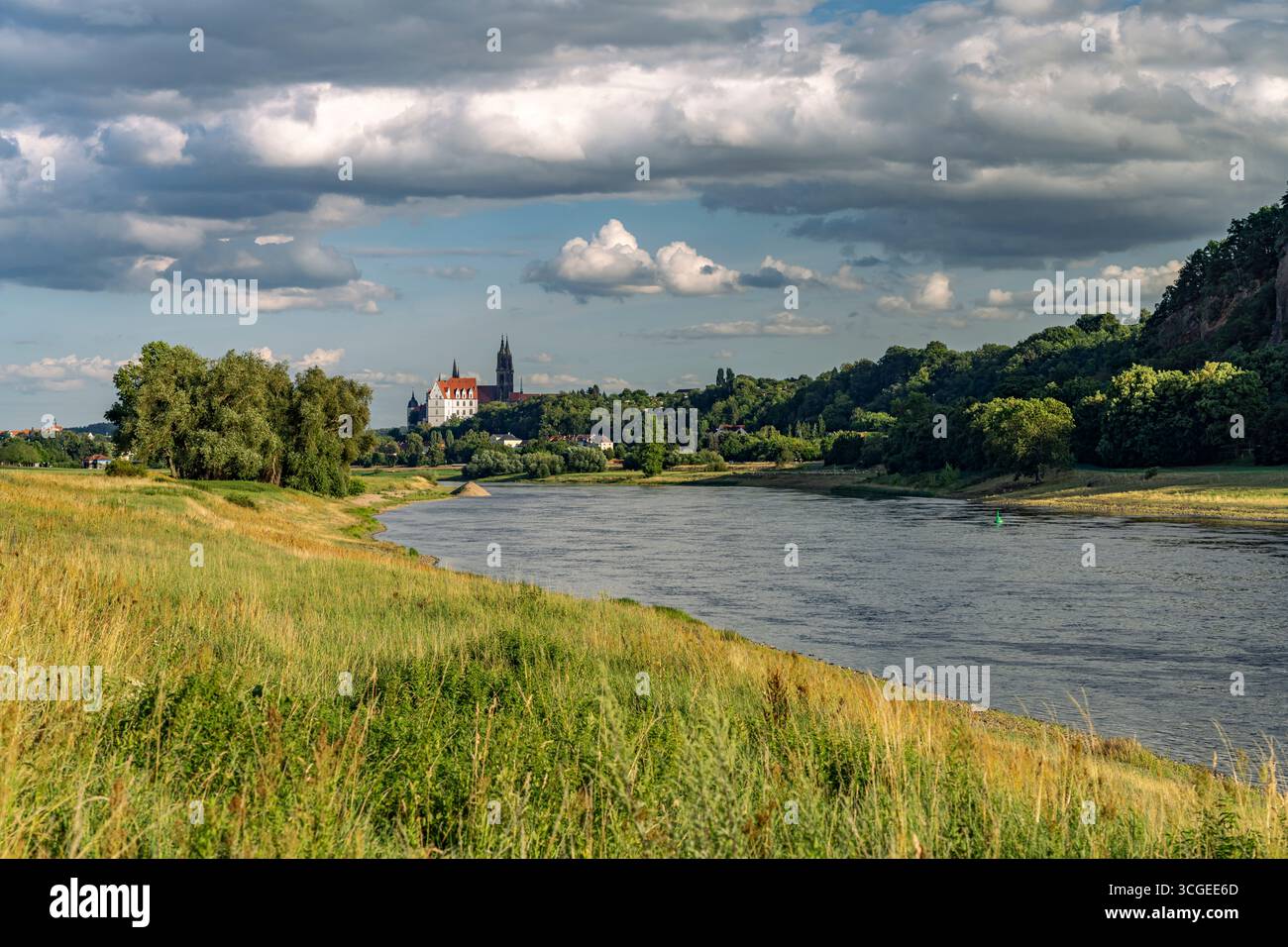 Der Burgberg Mit Albrechtsburg Kathedrale Und Die Elbe In Meissen der-burgberg-mit-albrechtsburg-kathedrale-und-die-elbe-in-meissen