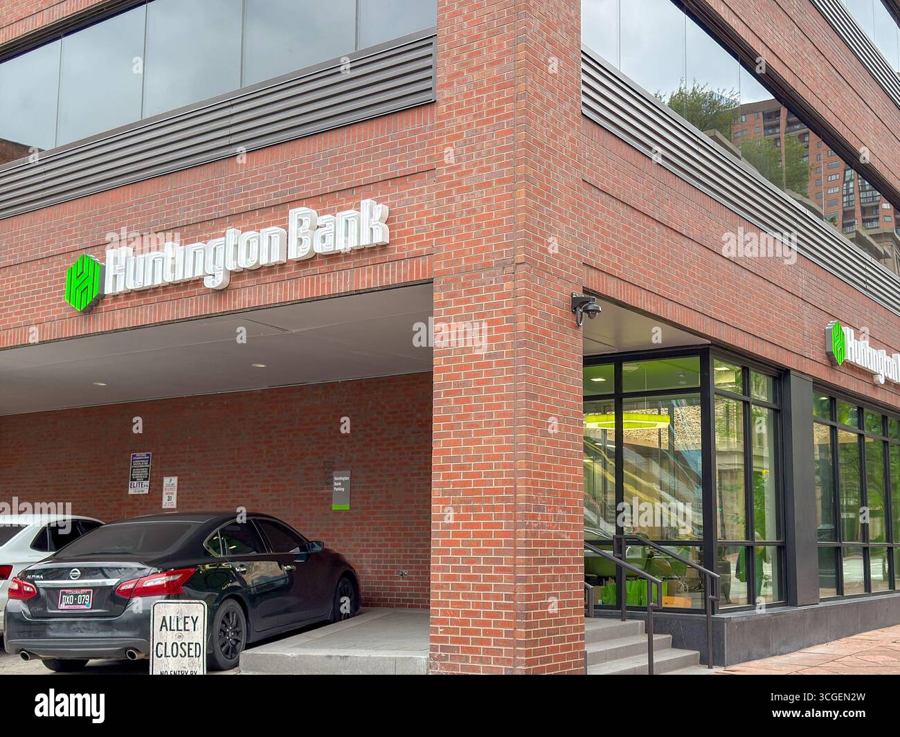 Denver, Colorado, USA - 2 June 2025: Exterior view of the entrance to the branch of the Huntington Bank in Denver city centre. - Smartphone Captured Stock Image Denver, Colorado, USA - 2 June 2025: Exterior view of the entrance to the branch of the Huntington Bank in Denver city centre. - Smartphone Captured Stock Image