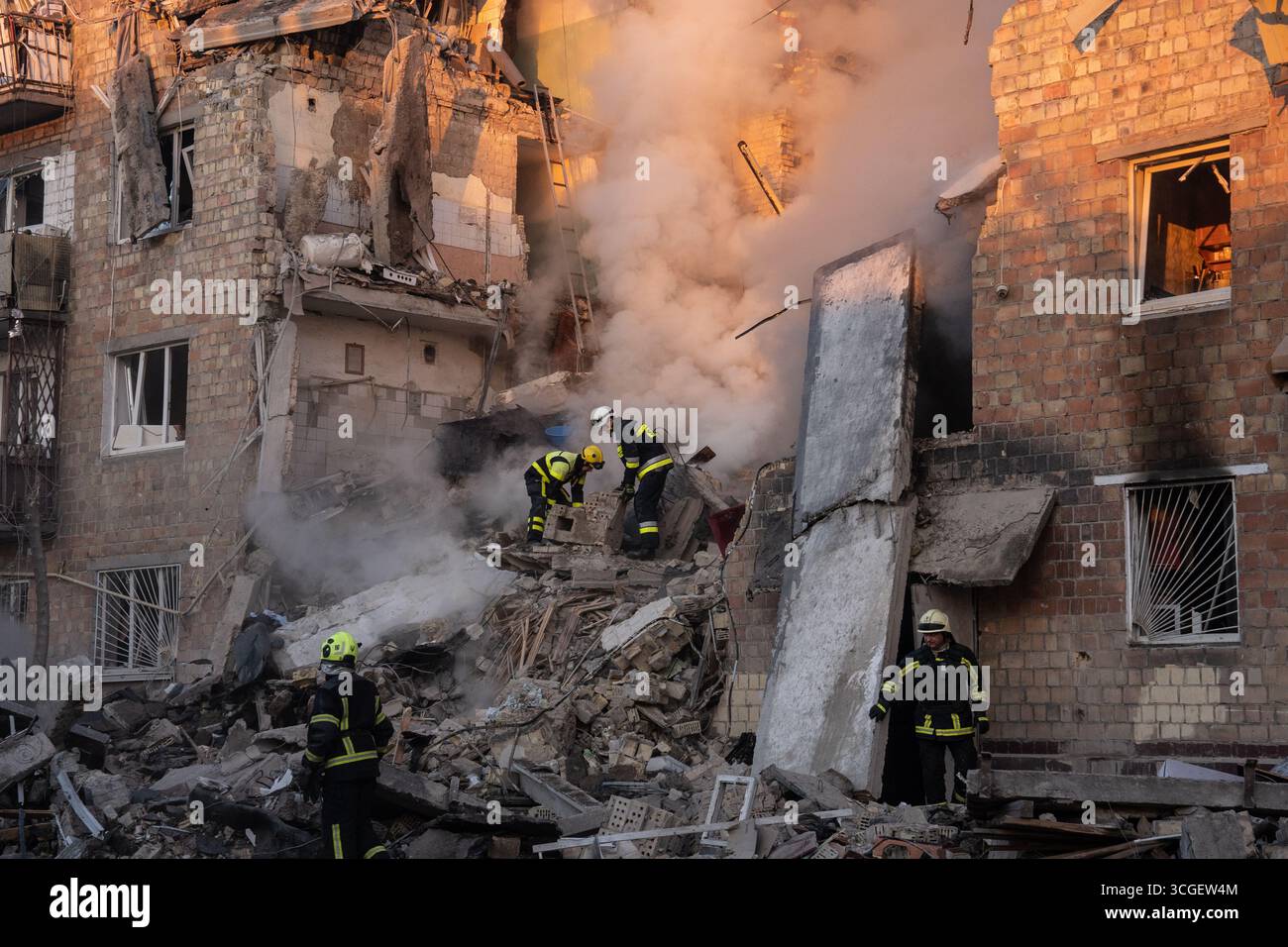 Kyiv, Ukraine. 28th Aug, 2025. Ukrainian emergency services are seen at the site of an overnight air strike on civilian apartment building. Emergency crews are seen extinguishing fires, searching for survivors beneath the rubble, and assessing the destruction. Scenes show bloodstains on the ground and personal belongings scattered amid the debris. At least 15 people were killed in the Russian airstrikes, and the death toll may rise, though the exact number has not yet been confirmed. (Photo by Patryk Jaracz/SOPA Images/Sipa USA) Credit: Sipa USA/Alamy Live News Stock Photo