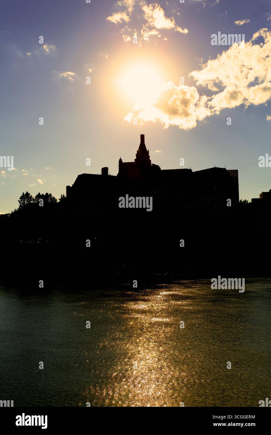 The iconic Bessborough in Saskatoon glows against a golden prairie sunset, showcasing the castle-style architecture along the South Saskatchewan River Stock Photo