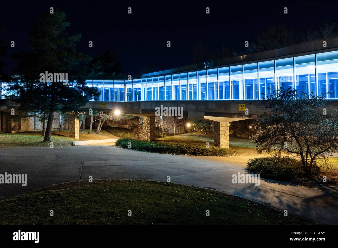 The University of Saskatchewan in Saskatoon, featuring historic Collegiate Gothic architecture, tree-lined grounds, and its scenic riverfront campus. Stock Photo