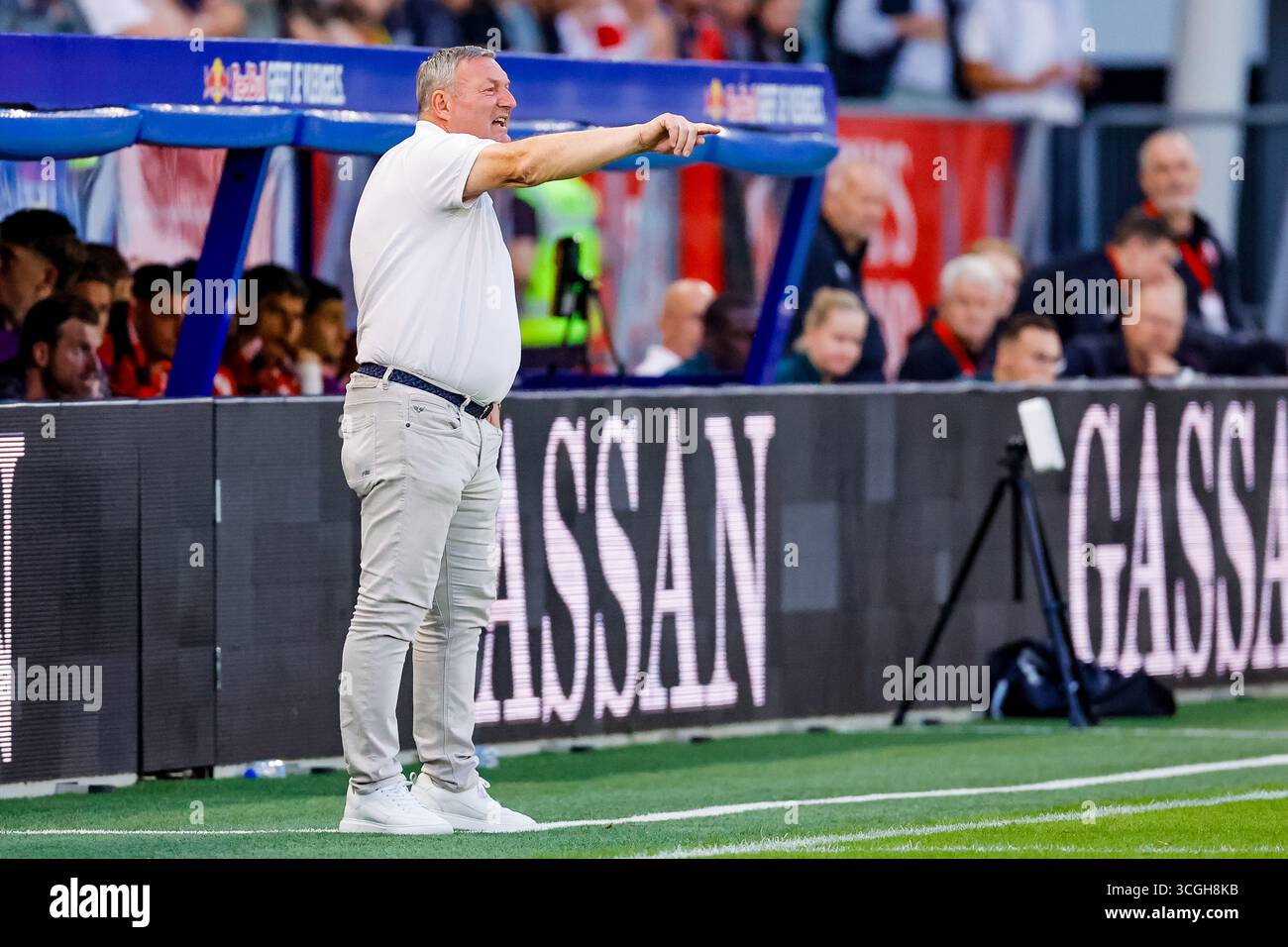 Tactical Asymmetry: Breaking the Heerenveen Low-Block