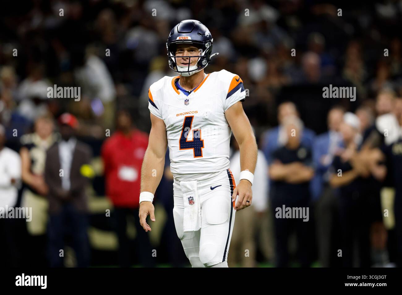 Tyler Ehlinger Denver Broncos quarterback Sam Ehlinger (4) waits for play to resume ...