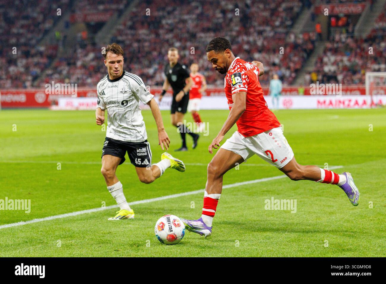 Phillipp Mwene (1. FSV Mainz 05, 2) schl?gt eine Flanke gegen Jesper ...