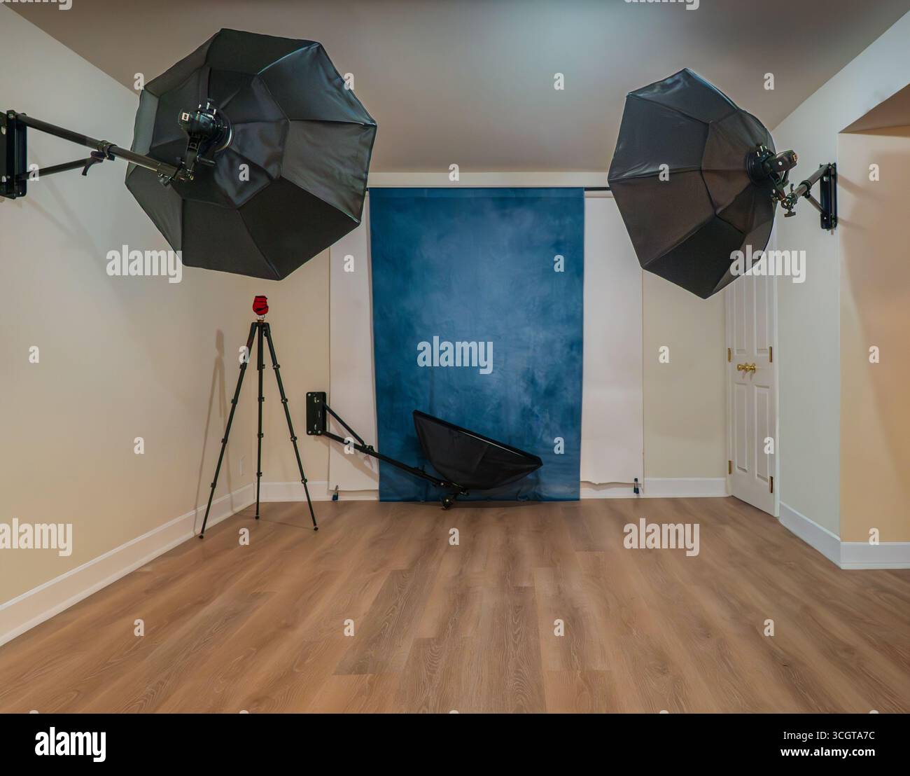 Empty film studio camera hi-res stock photography and images - Alamy