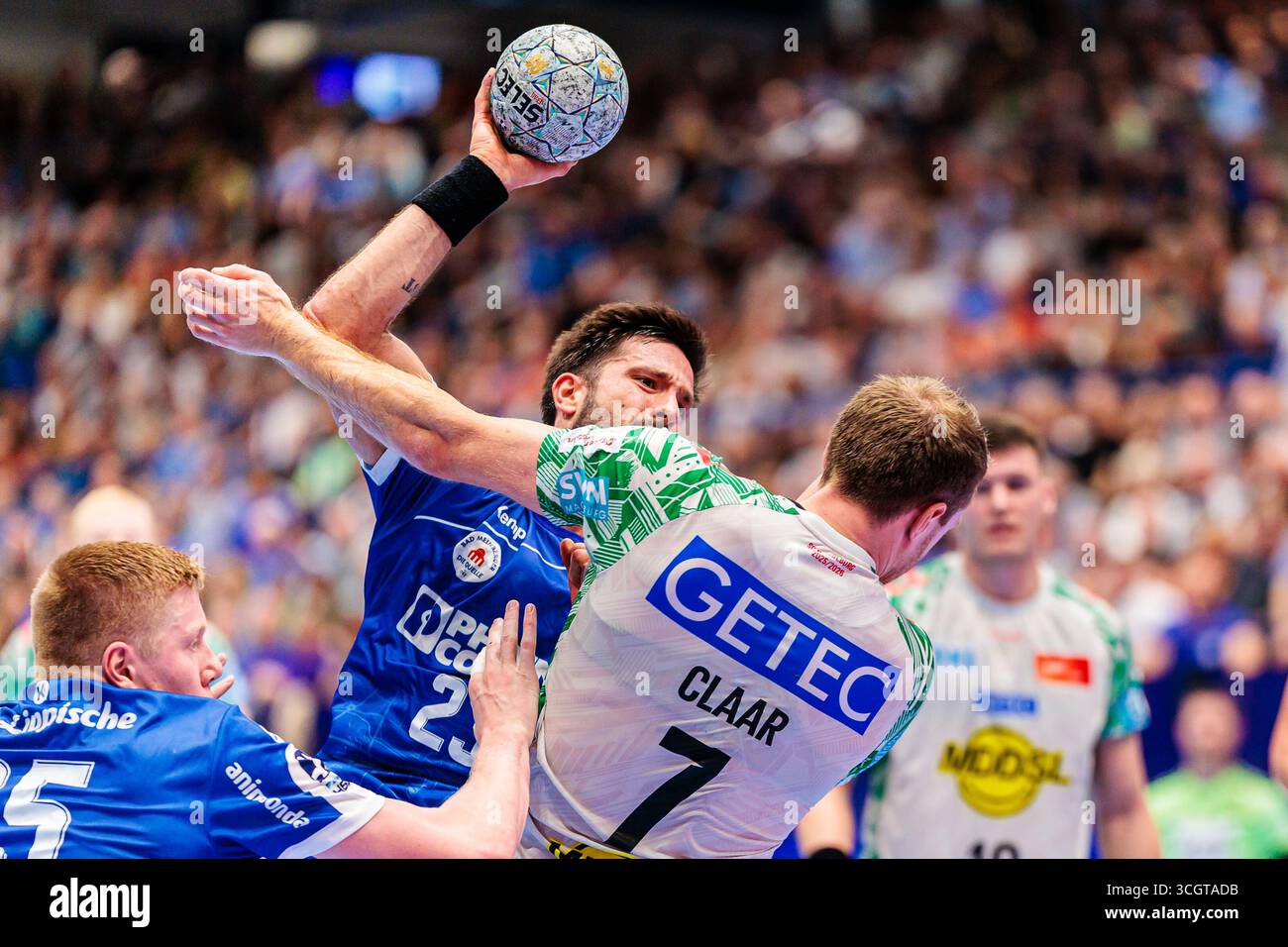 v.l. Tim Suton (TBV Lemgo Lippe, #23), Felix Claar (SC Magdeburg, #07 ...