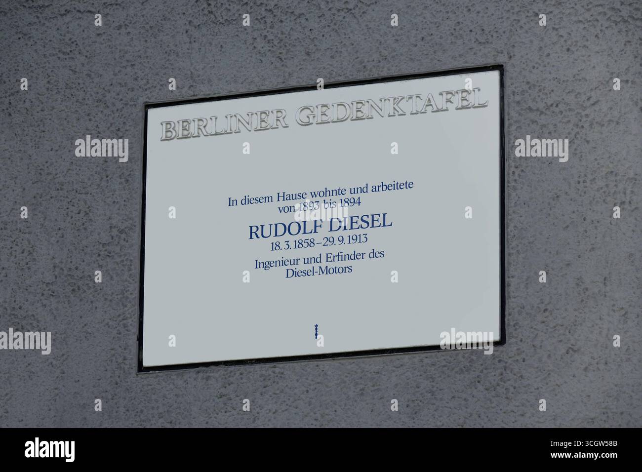 Berliner Gedenktafel für Rudolf Diesel Berliner Gedenktafel für Rudolf Diesel, 21.09.2024, Tiergarten, Rauchstrasse, Berlin, Die Berliner Gedenktafel für Rudolf Diesel befindet sich in der Rauchstrasse von Berlin. *** Berlin memorial plaque for Rudolf Diesel Berlin memorial plaque for Rudolf Diesel, 21 09 2024, Tiergarten, Rauchstrasse, Berlin, The Berlin memorial plaque for Rudolf Diesel is located in Rauchstrasse in Berlin Stock Photo