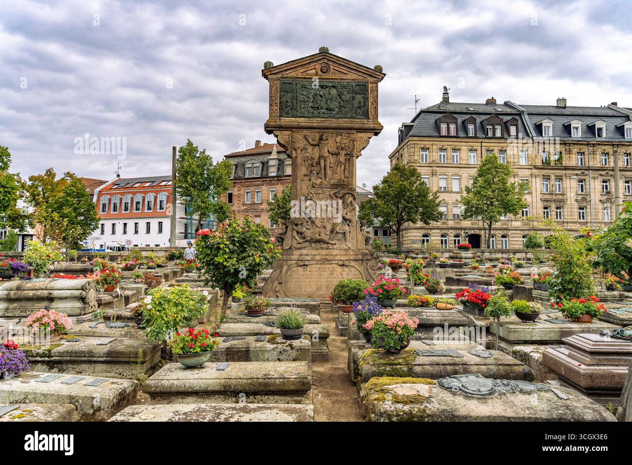 Der mittelalterliche Johannisfriedhof mit der Stele des Wolfgang M��nzer in N��rnberg, Bayern, Deutschland  | The medieval  Cemetery St. John's Cemetery Stock Photo
