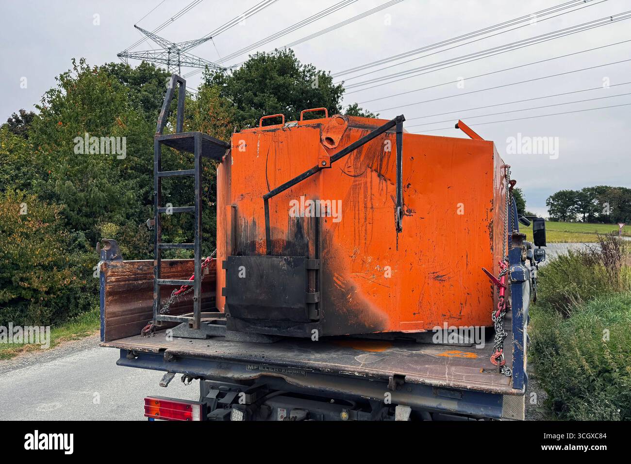 Ein Asphalt-Thermo-Container auf der Ladeflaeche Ladefläche von einem ...