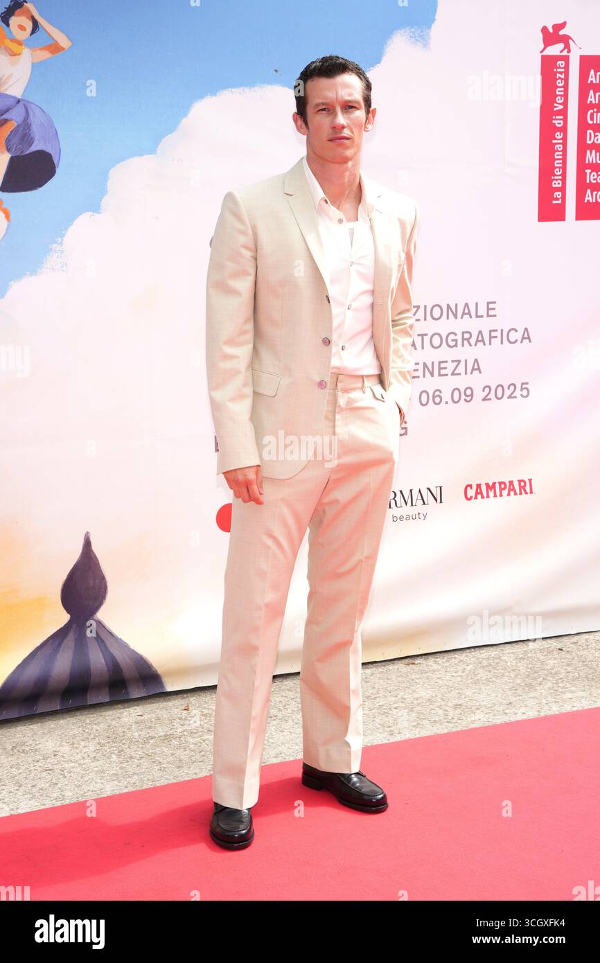 callum-turner-poses-for-photographers-at-the-red-carpet-for-the-film
