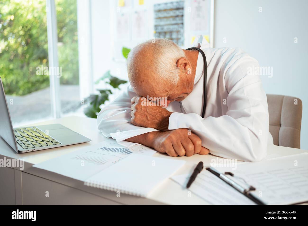 Doctor works desk making hi-res stock photography and images - Alamy