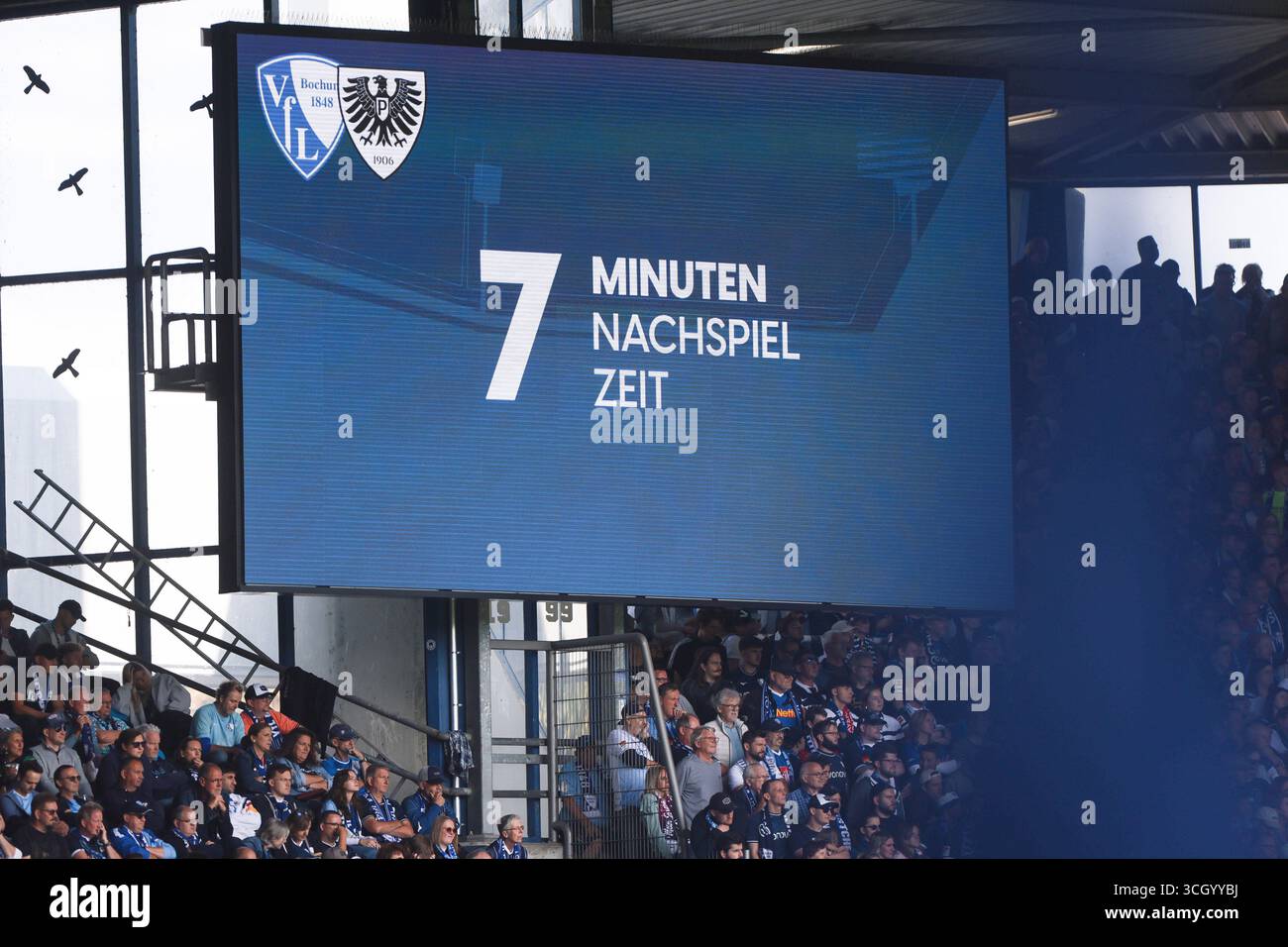 Bochum, Deutschland. 30th Aug, 2025. 30.08.2025, 2. Bundesliga, 4. Spieltag, VfL Bochum 1848 - Preußen Münster, 7 Minuten Nachspielzeit werden auf der LED Wand angezeigt, Foto: Dennis Ewert/RHR-FOTO/dpa/Alamy Live News Stock Photo