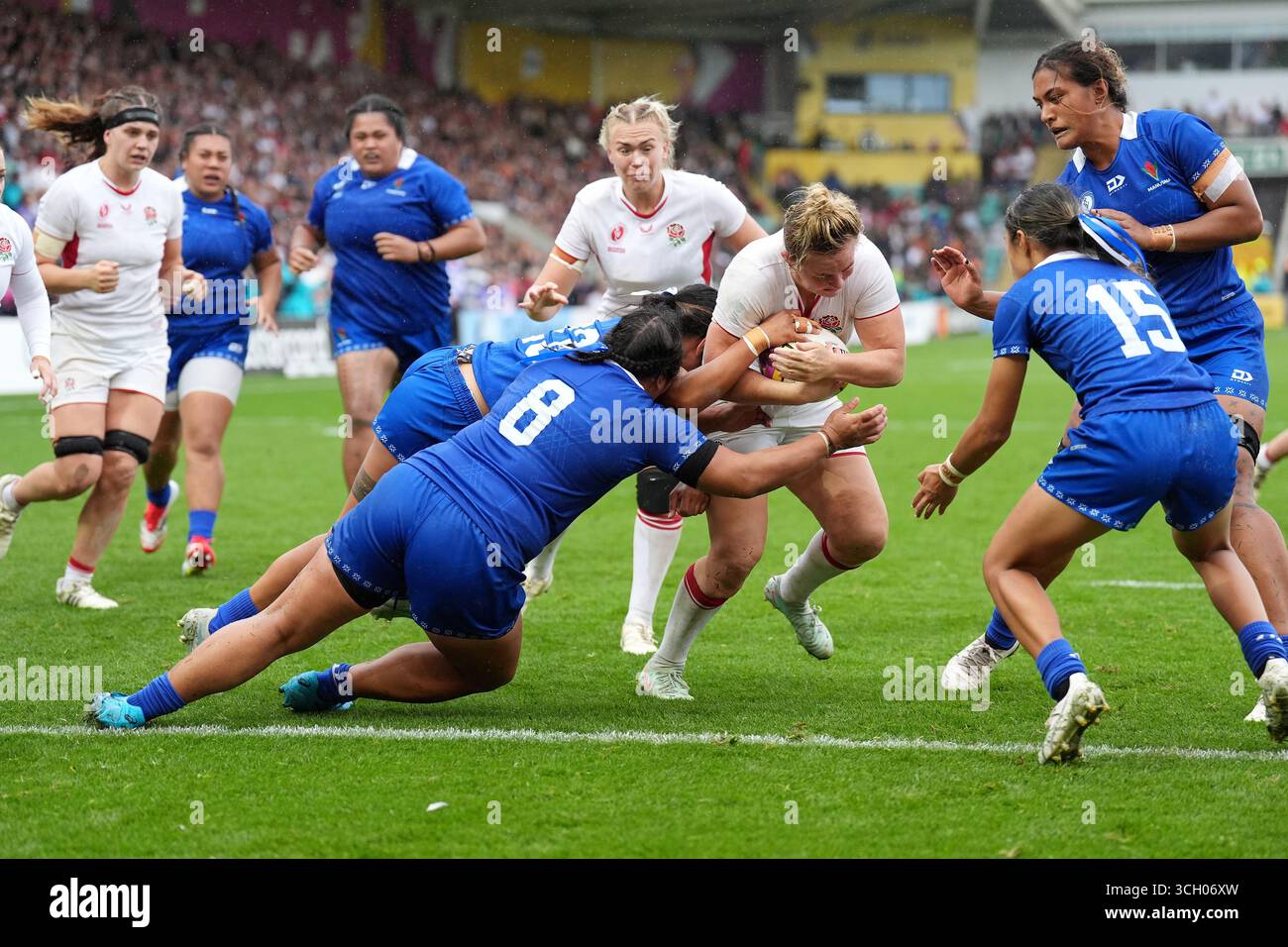 England's Marlie Packer (centre right) scores a try during the Women's ...