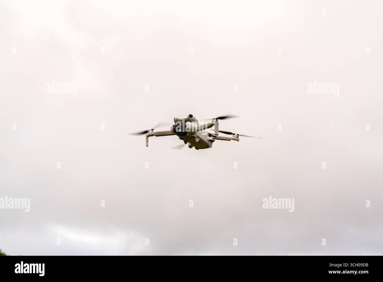 Dron volando en el cielo sobre árboles y montañas/Drone flying in the sky above trees and mountains Stock Photo
