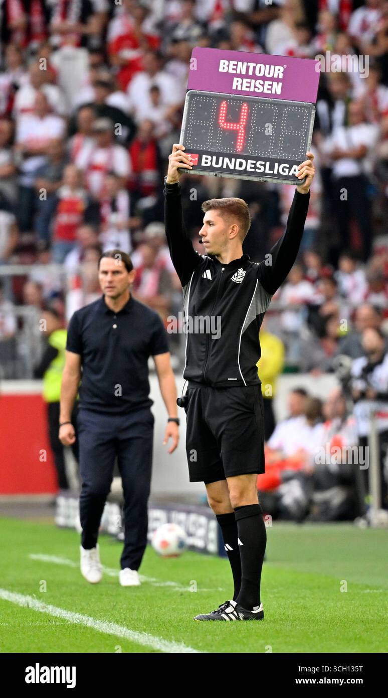 Nachspielzeit 4 Minuten wird angezeigt Vierter Offizieller Schiedsrichter Referee Felxi Wagner VfB Stuttgart vs Borussia Moenchengladbach BMG 30.08.2025 DFL REGULATIONS PROHIBIT ANY USE OF PHOTOGRAPHS AS IMAGE SEQUENCES AND/OR QUASI-VIDEO Stock Photo