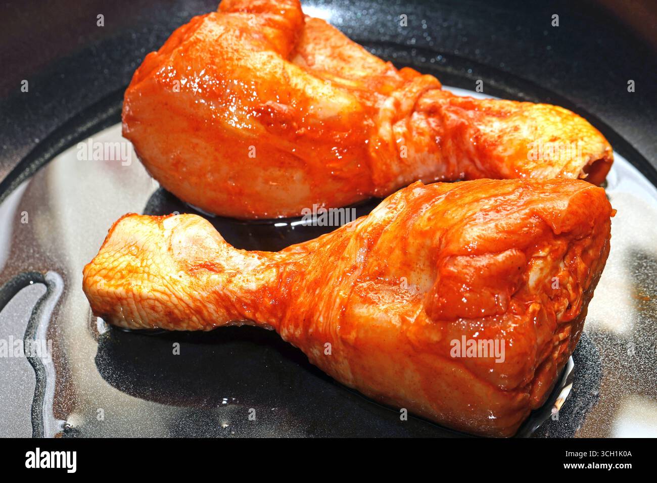 Geflügelfleisch als Nahrungsmittel Hähnchenschenkel in extra scharfer ...