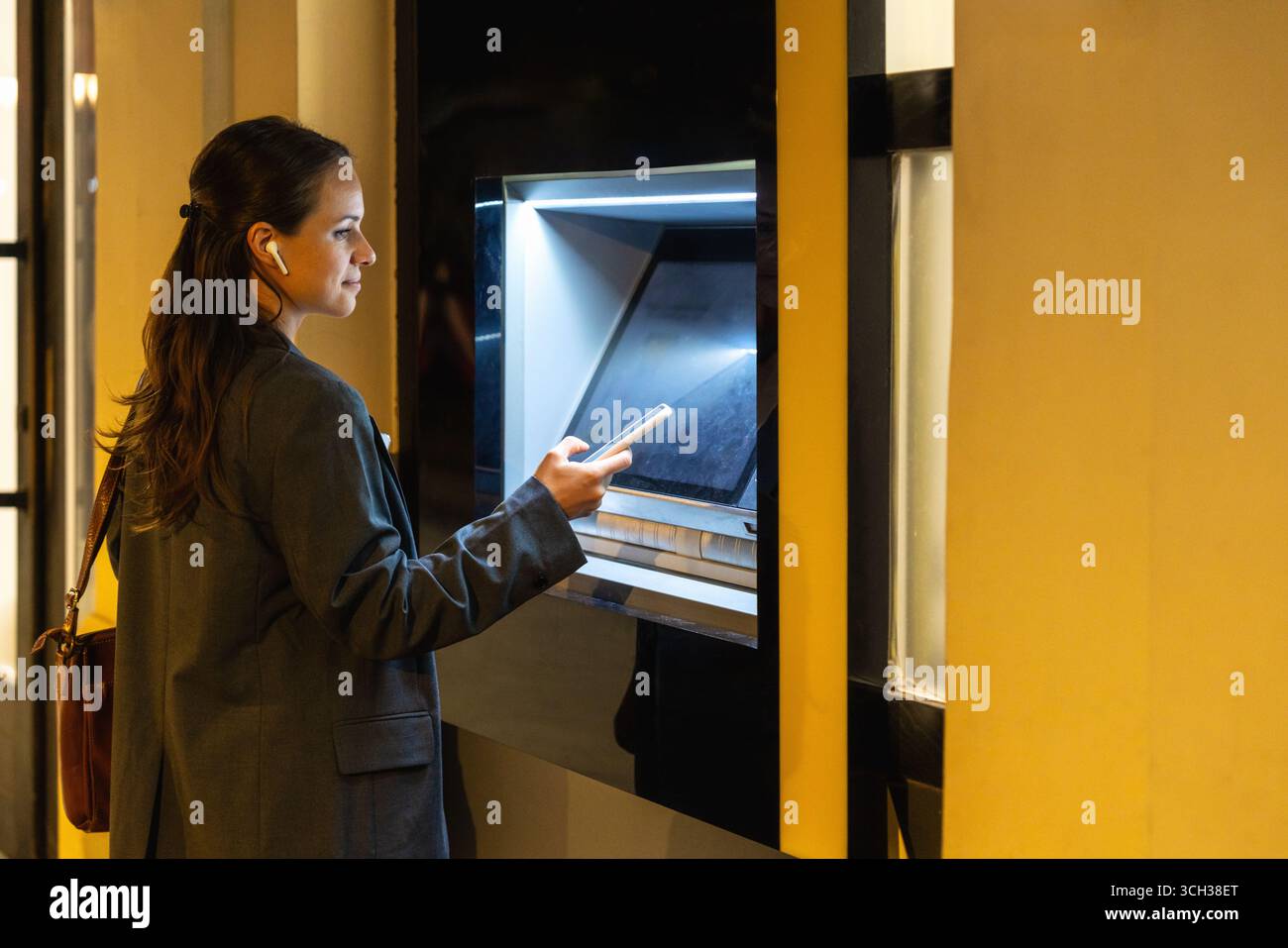 Mobile atm hi-res stock photography and images - Alamy