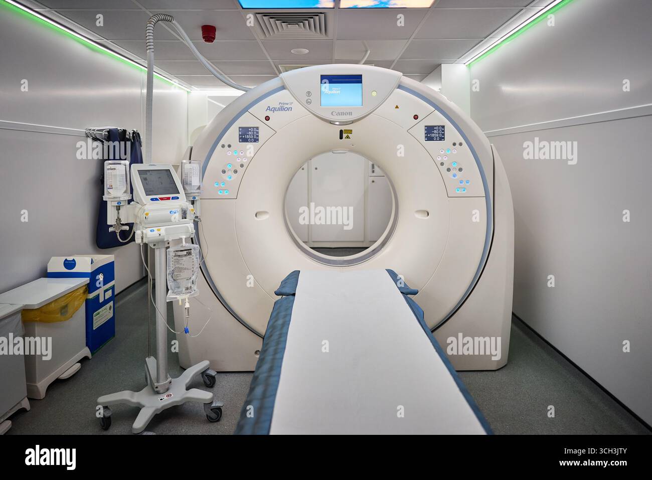 Canon Aquilion Prime SP medical body scanner for cardiac scans, and oncology Stock Photo