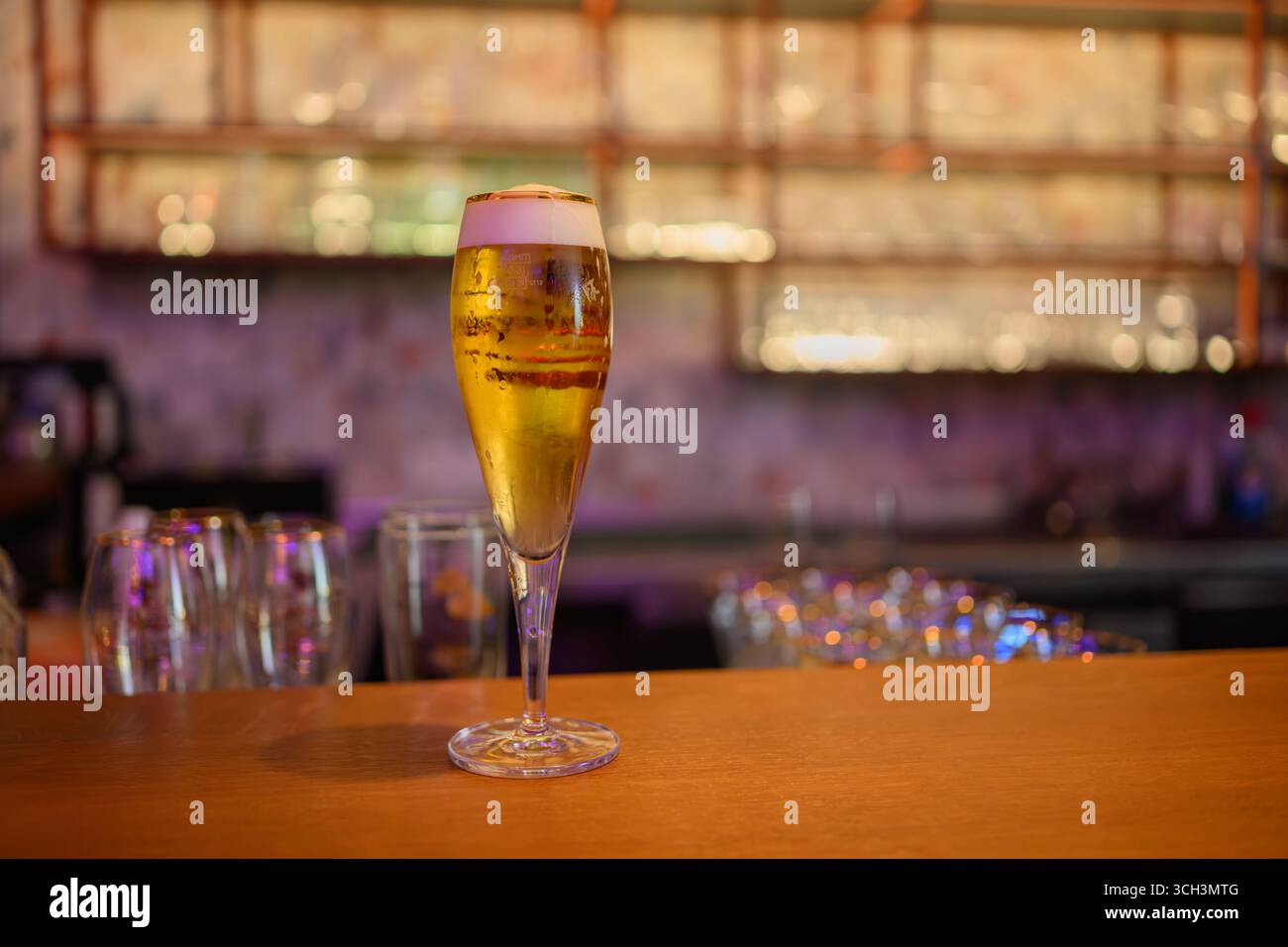 , Deutschland, 30.08.2025,  Ein frisch gezapftes Bier im Glas an einer Bar – Symbol für Genuss, Feierabend und Geselligkeit. Stock Photo