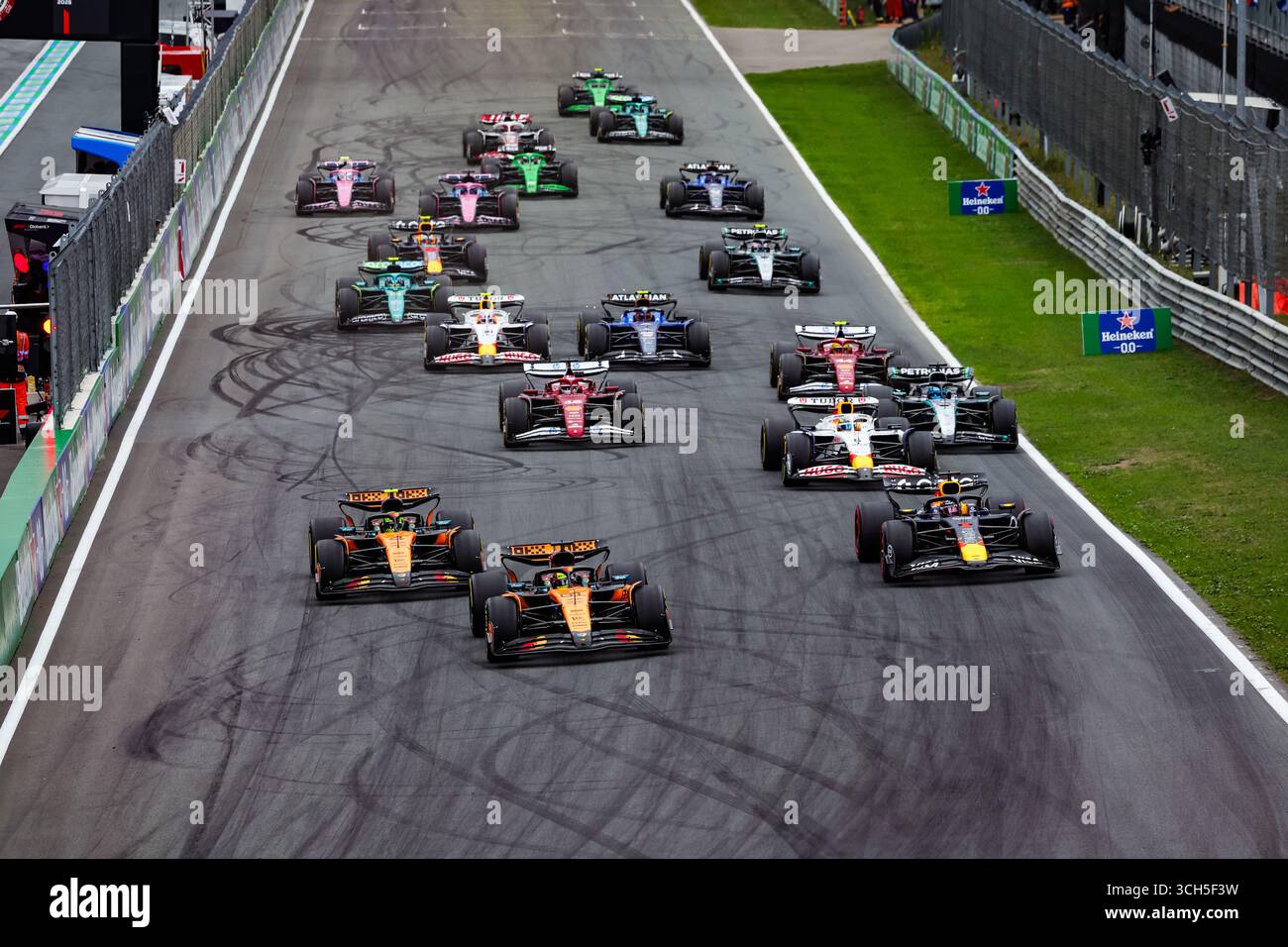 Start of the race: 81 PIASTRI Oscar (aus), McLaren F1 Team MCL39, 04