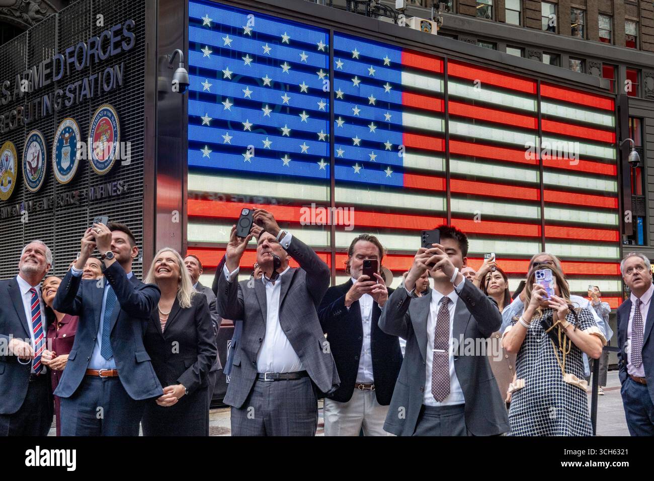 Nasdaq bell times square hi-res stock photography and images - Alamy