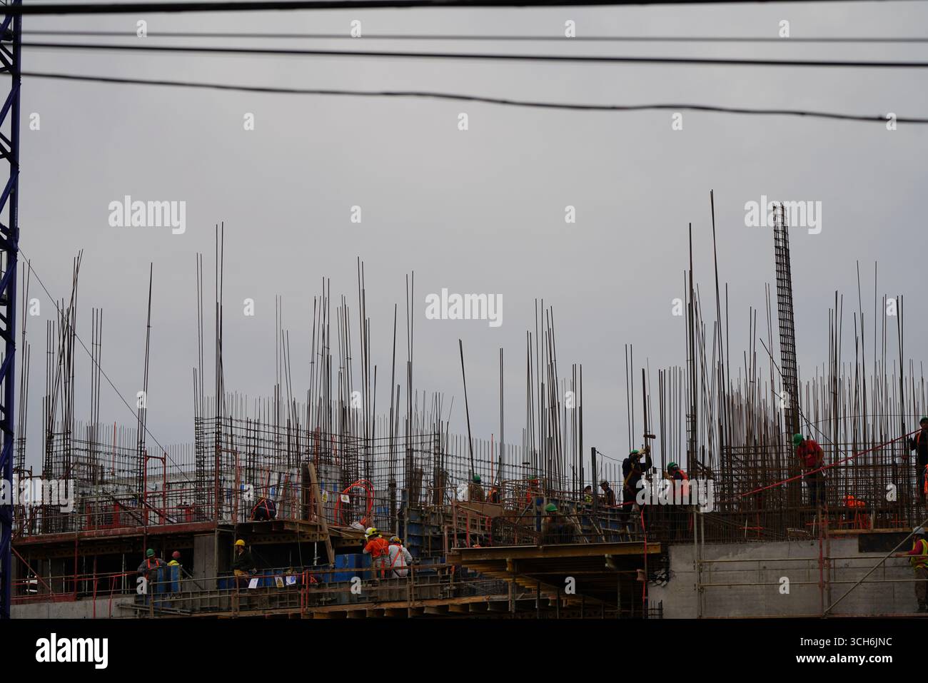 obreros trabajando en una construcción Stock Photo