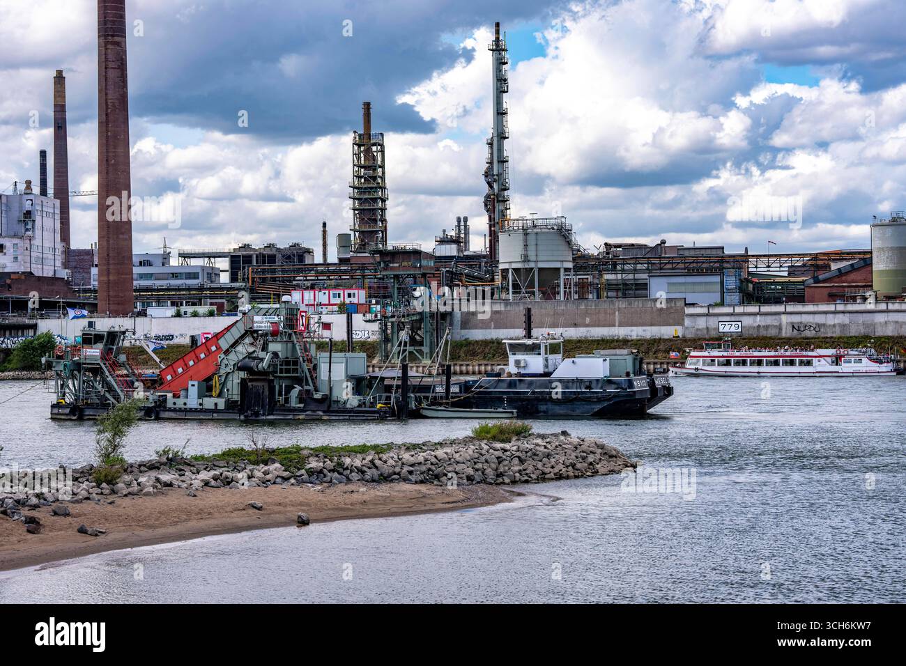 Eimerketten-Bagger bei der Arbeit auf dem Rhein bei Duisburg, zwischen ...
