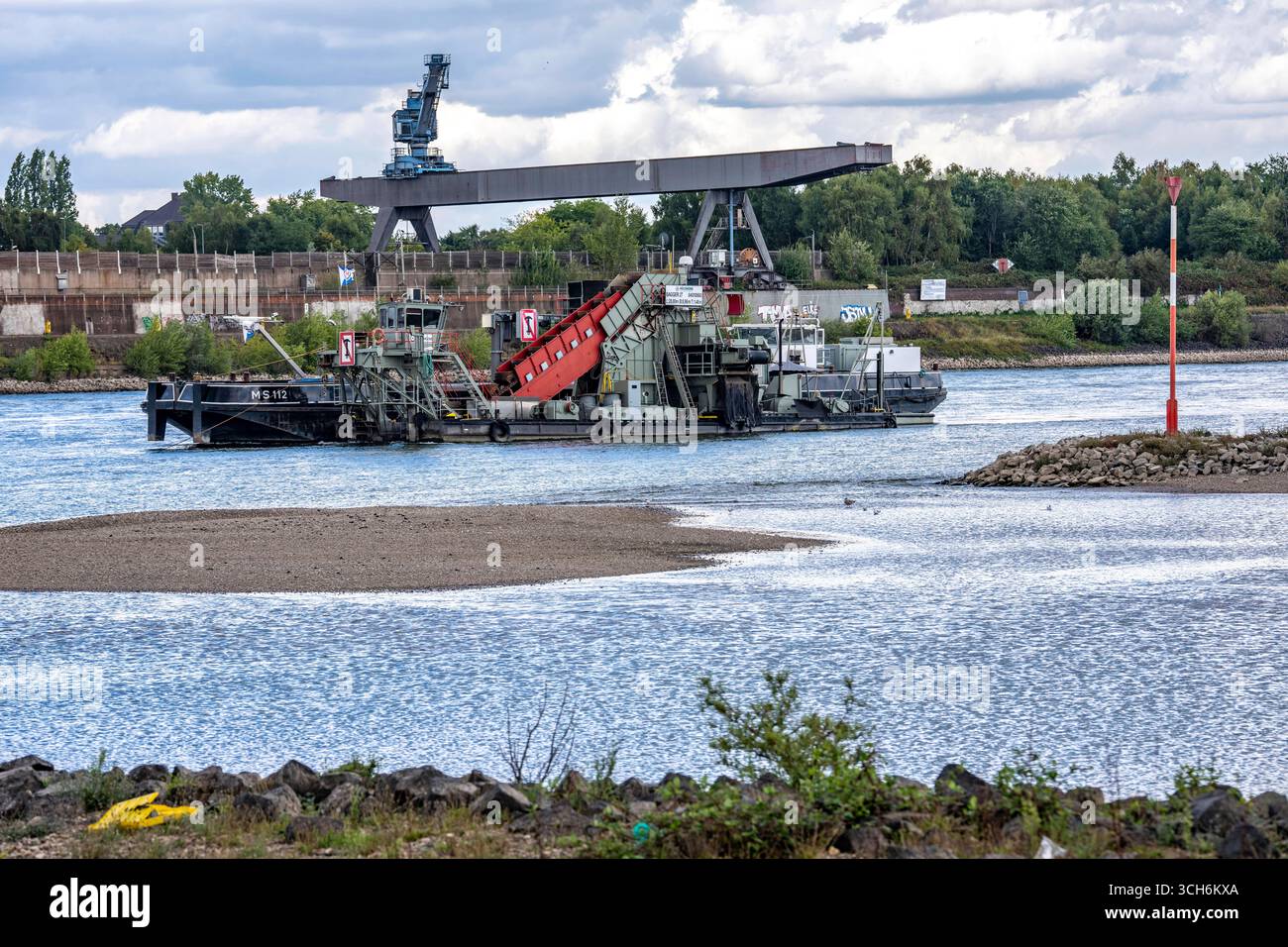 Eimerketten-Bagger bei der Arbeit auf dem Rhein bei Duisburg, zwischen ...