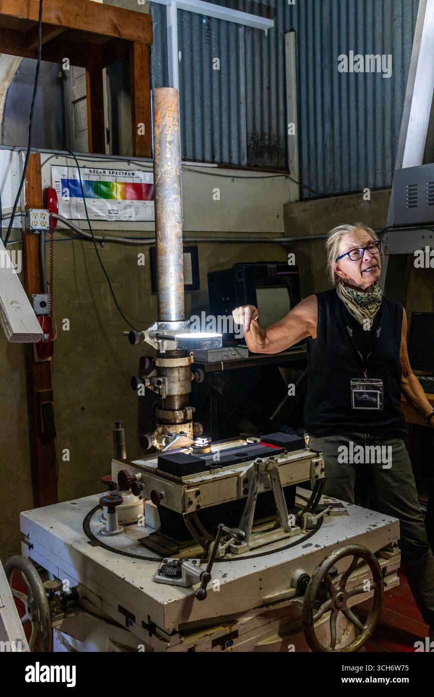 Spectrograph Mount Los Angeles, California, USA. 30th August, 2025. A docent demonstrates ...
