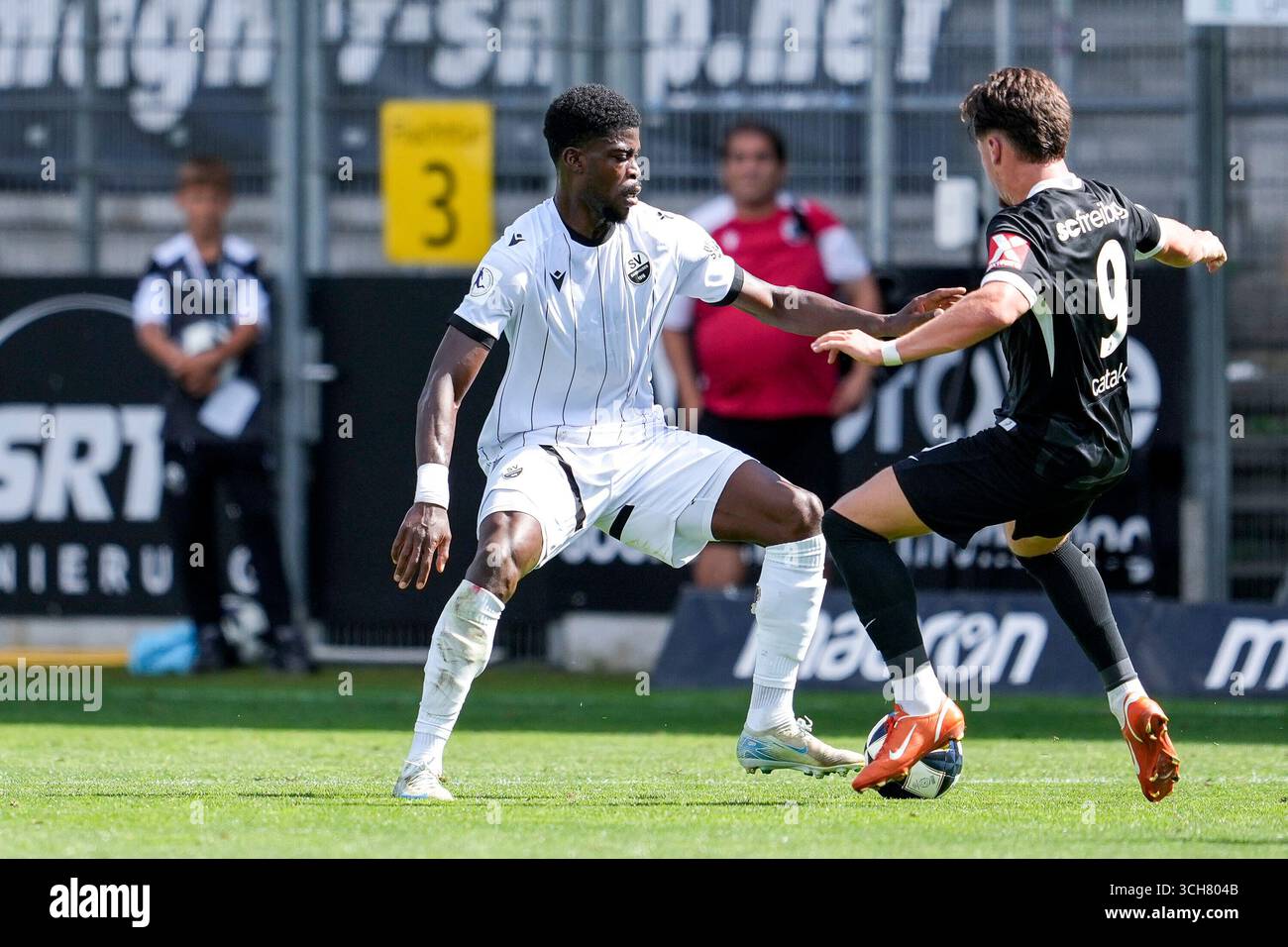 v.li.: Kwabe Schulz (SVS, 2), Leon Catak (SCF II, 9), Zweikampf ...