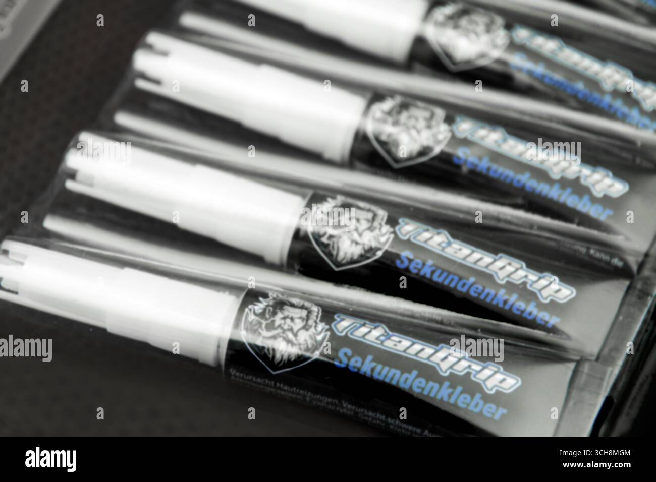 Klebstoff Titangrip Sekundenkleber Hintergrund schwarz Stock Photo