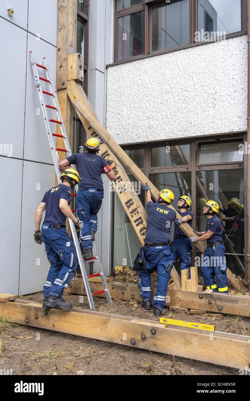 Construction of a facade support for a building in danger of collapsing ...