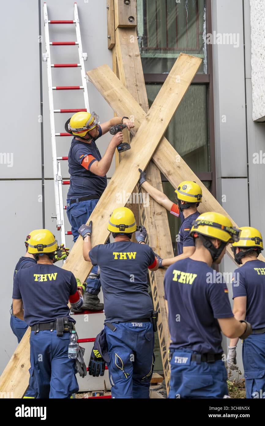 Construction of a facade support for a building in danger of collapsing ...