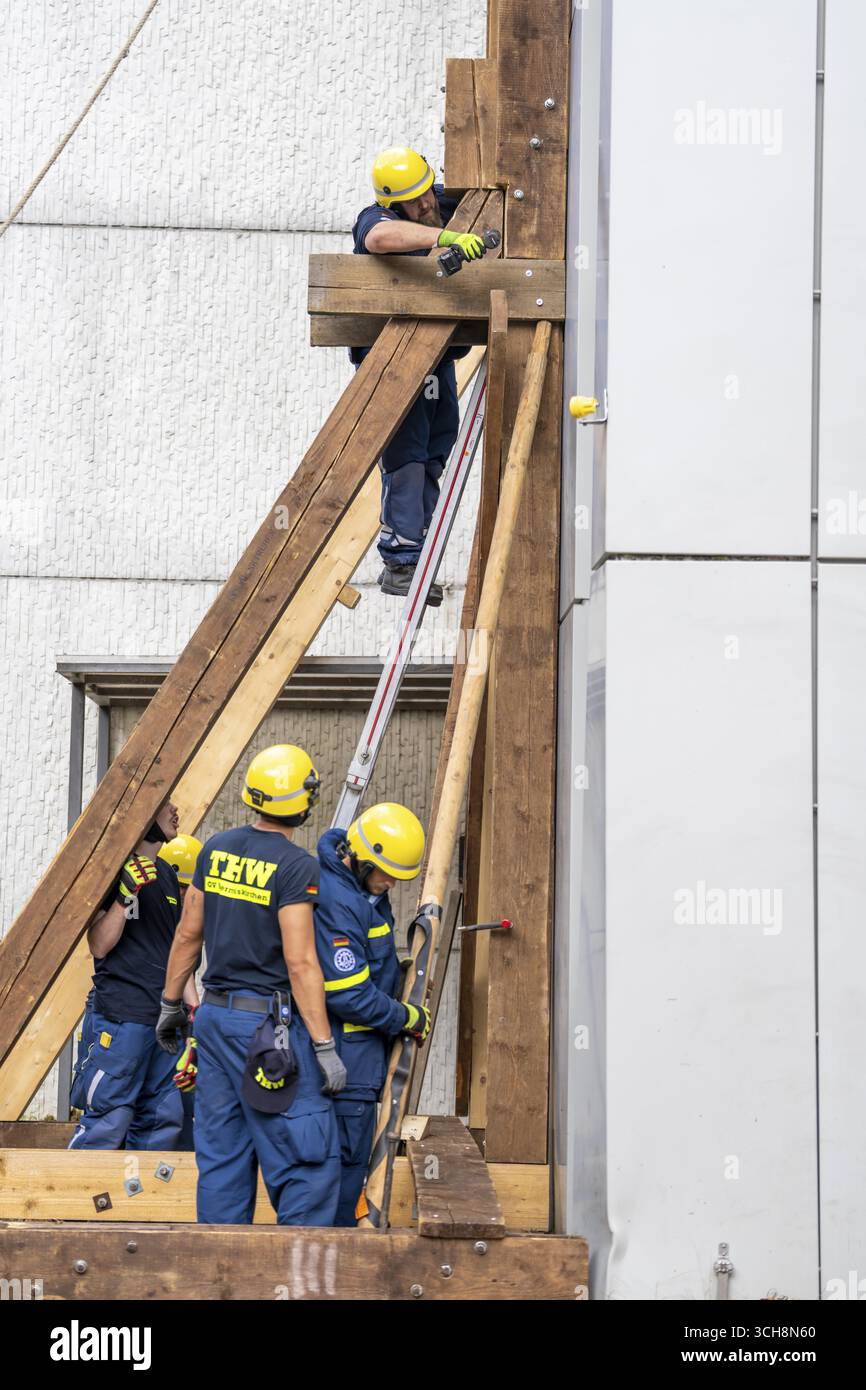 Construction of a facade support for a building in danger of collapsing ...
