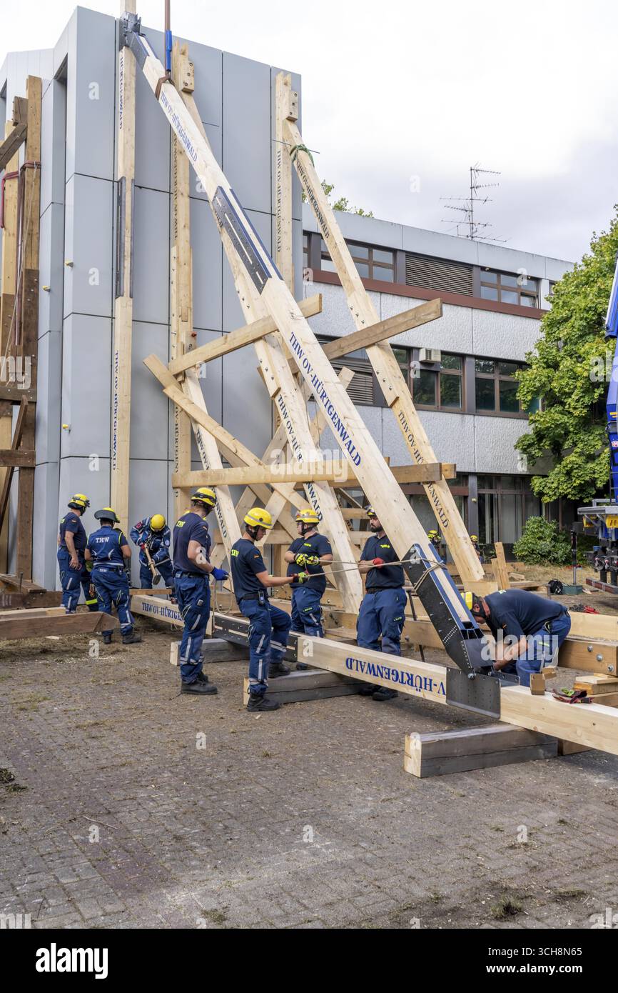 Construction of a facade support for a building in danger of collapsing ...