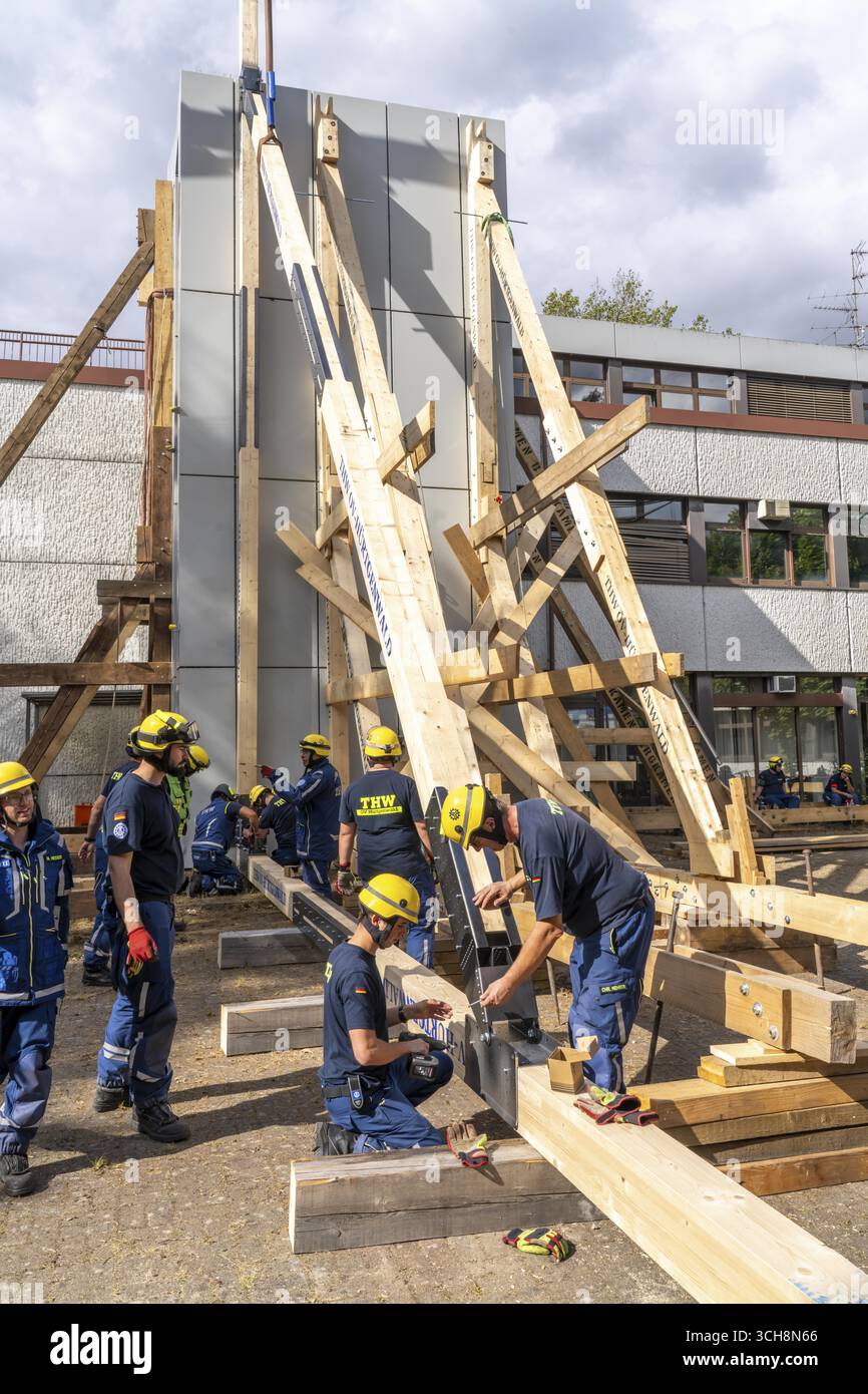 Construction of a facade support for a building in danger of collapsing ...