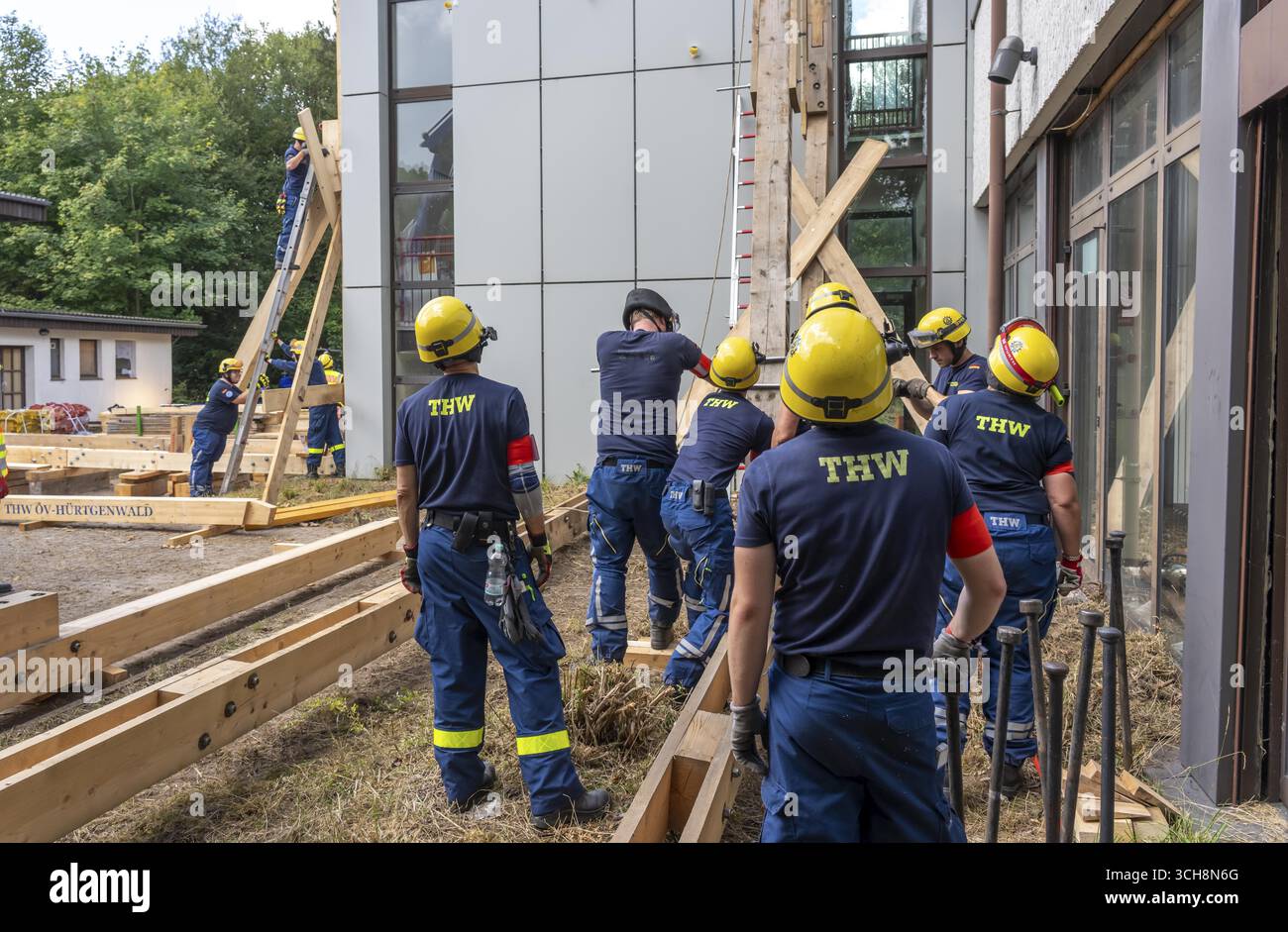 Construction of a facade support for a building in danger of collapsing ...