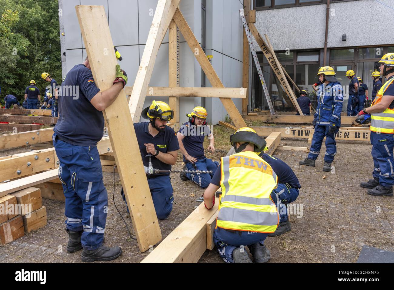 Construction of a facade support for a building in danger of collapsing ...